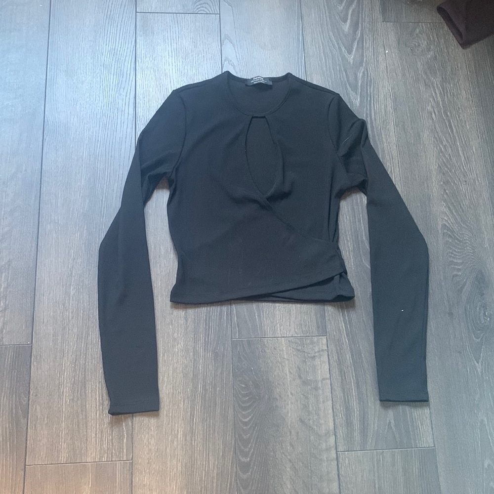🥳3/$30 🥳 Bershka keyhole long sleeve crop top
